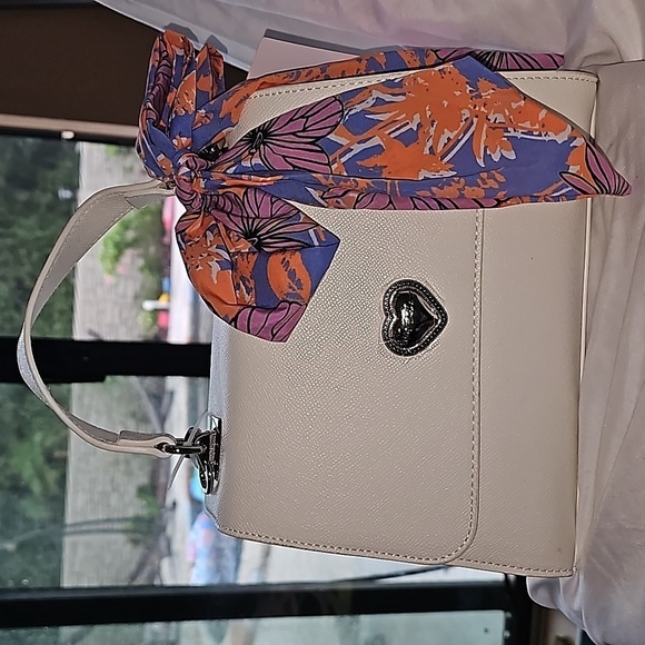 NWT BETSEY JOHNSON WHITE CROSSBODY w/SCARF